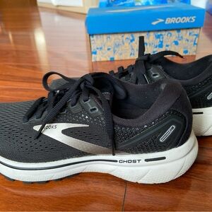 Brooks Ghost Black and White Running Shoe 🏃🏻‍♀️